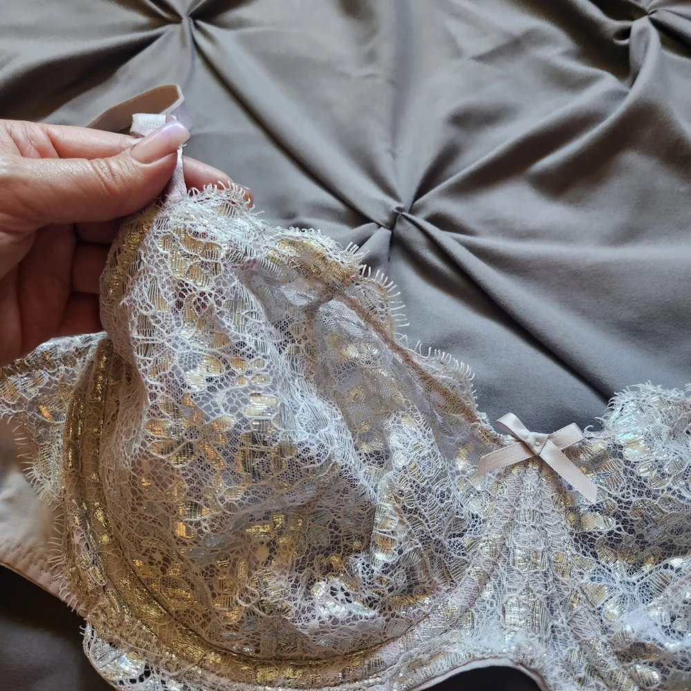 Beautiful Victoria's Secret Unlined  Bras in 36 DD - Picture 5 of 5
